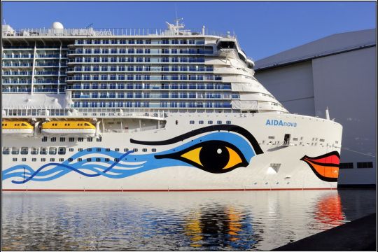 Die Aidanova liegt vor den Bauhallen der Meyer Werft.