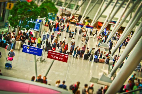 Menschenschlange am Terminal eines Flughafens