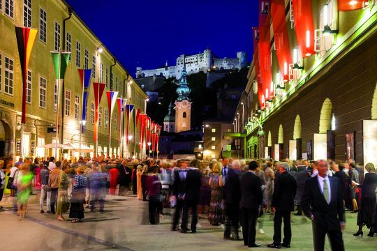 Festlich gekleidete Menschen bei den Salzburger Festspielen