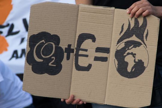Handgemachtes Demo-Schild: CO2 + € = brennende Weltkugel