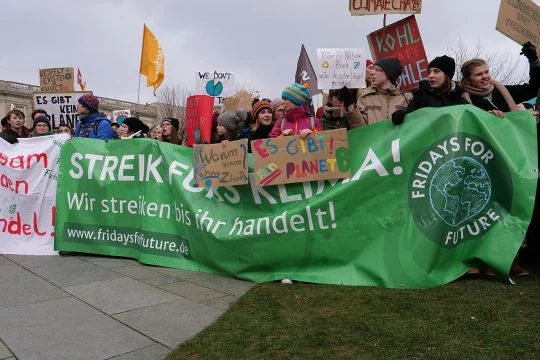 Fridays-for-Future-Demonstration mit Transparent: "Streik fürs Klima! Wir streiken, bis ihr handelt!"