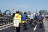 Radfahrer fahren auf einer gesperrten Autobahn.