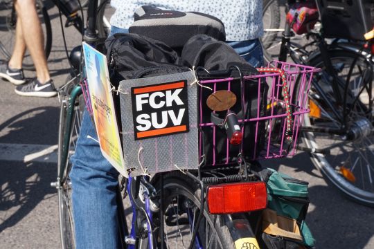 Ein Fahrradgepäckträger mit dem Sticker 