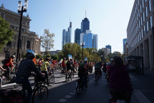 Radfahrer auf einer Straße, im Hintergrund das Frankfurter Bankenvierte