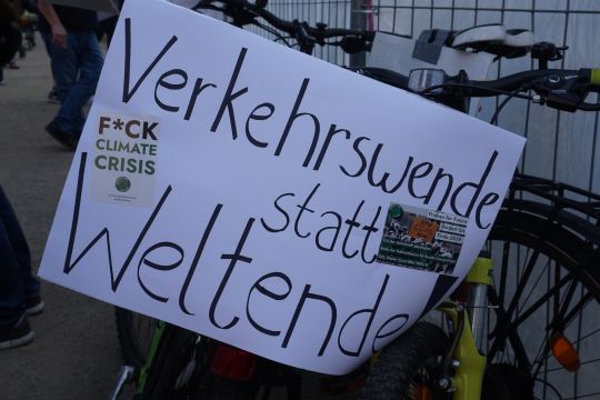 Ein Plakat mit "Verkehrswende statt Weltende"