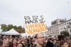 Auf einer Fridays-for-Future-Demonstration hält einer ein Schild hoch: "Es ist fünf nach zwölf – Uhrenvergleich".