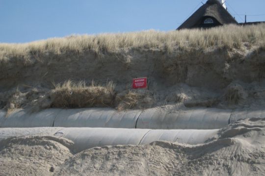 Geotextilrollen als Küstenschutz am Strand von Kampen in Sylt