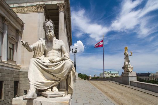 Statue vor dem Parlament in Wien