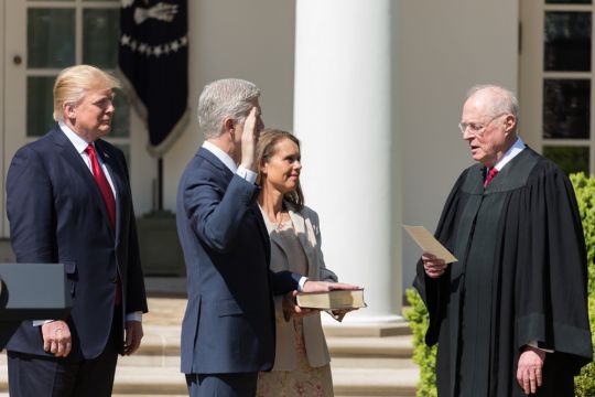 Anthony Kennedy vereidigt Neil Gorsuch als neues Mitglied des Obersten Gerichtshofs der USA, in Anwesenheit von Donald Trump im Rosengarten des Weißen Hauses