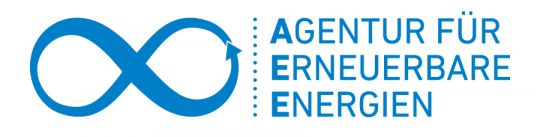 Logo der AEE: Eine liegende Acht mit Pfeil in der Linie.