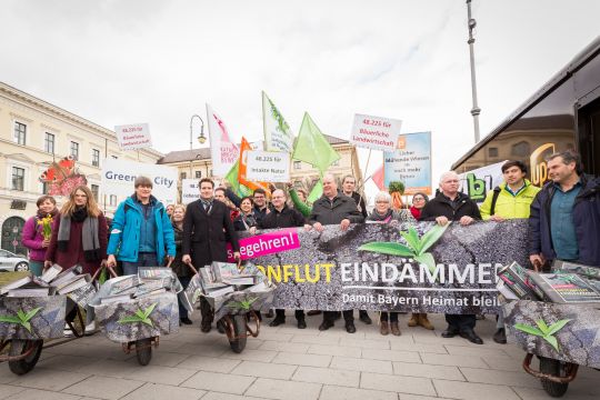 Hier überreicht das Bündnis die gesammelten Unterschriften für ein Volksbegehren