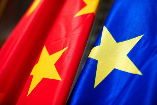 Die chinesische Flagge neben der euroopäischen Flagge