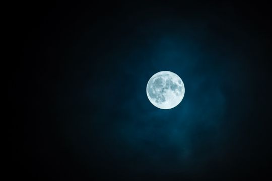 Der Vollmond steht am Nachthimmel.