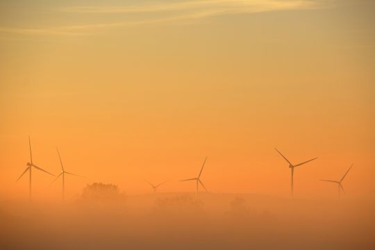 Windräder bei Sonnenaufgang