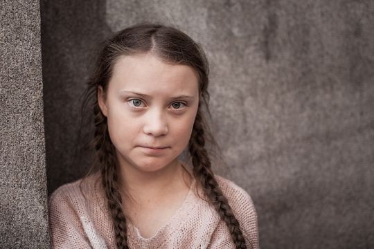 Greta Thunberg vor grauer Wand