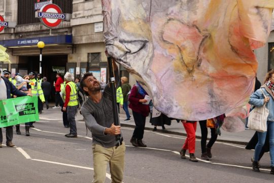 Ein Demonstrant schwenkt eine Fahne bei den Extinction-Rebellion-Aktionswochen im Oktober 2019 in London.