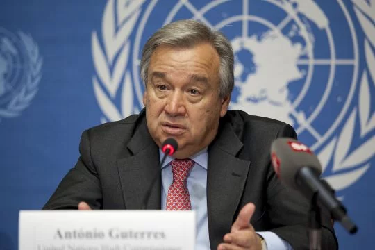 António Guterres vor Flagge der Vereinten Nationen