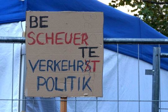 Handgemachtes Plakat mit der Aufschrift 