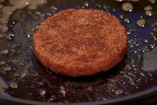 Der erste Laborfleisch-Hamburger wird in einer Pfanne gebraten