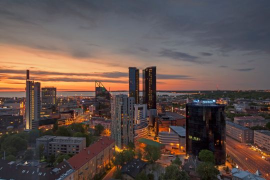 Die Skyline von Tallinn, einige Hochhäuser, im Hintergrund Wasser