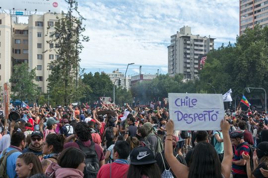 Demonstration in Santiago mit Schild, auf dem steht: 