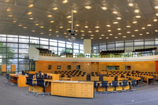Blick auf den leeren Plenarsaal im Thüringer Landtag in Erfurt