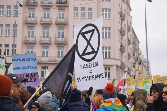 Aktivisten halten ein Plakat mit der polnischen Aufschrift "Faschismus = Aussterben".