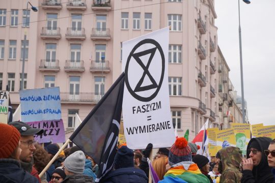 Aktivisten halten ein Plakat mit der polnischen Aufschrift 