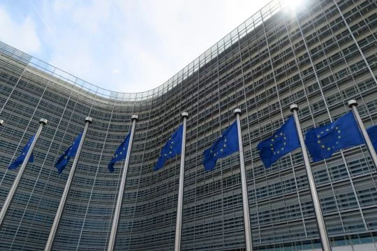 Europafahnen vor dem Gebäude der EU-Komission in Brüssel