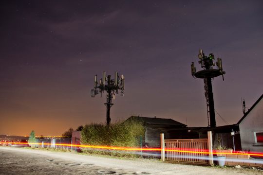 Zwei sehr große Mobilfunkmasten an einer Straße in Wetzlar