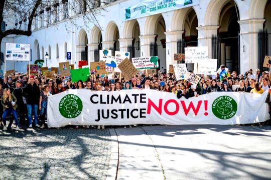 Klimastreik in München: Viele junge Menscchen mit Demo-Schildern und Frontbanner "Climate Justice Now!"