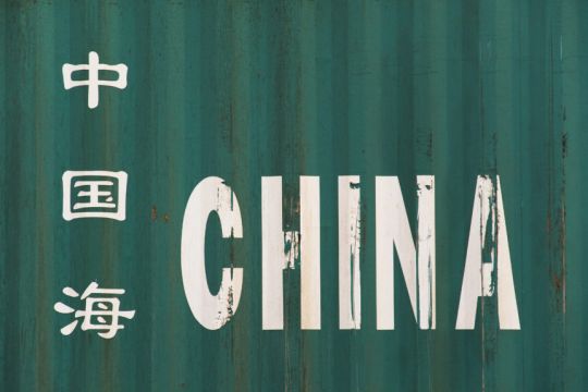 Türkisfarbener Container mit der Aufschrift "China Shipping" auf Chinesisch und Englisch.