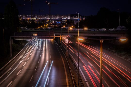 Nachtaufnahme einer Autobahn