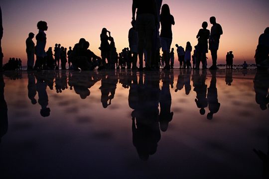 Menschenmenge im Gegenlicht