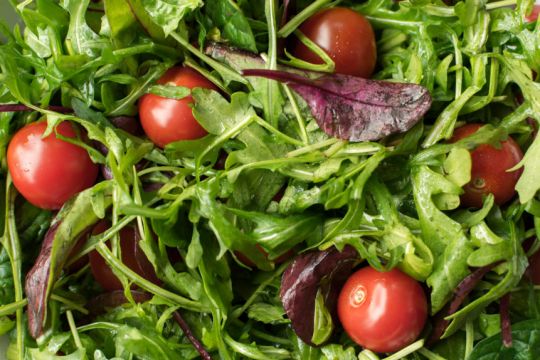 Frischer Salat aus Cherrytomaten, Rucola und Öl.