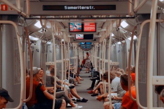 Leute sitzen in der halbleeren U-Bahn