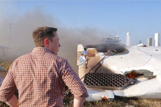 Elon Musk schaut auf die Überreste seiner Falcon-9-Rakete.