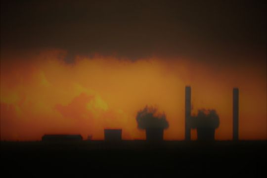 Von Kohlestaub eingehülltes Kohlekraftwerk in Südafrika