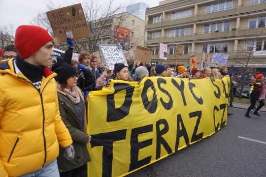 Aktivisten halten ein Plakat mit der polnischen Aufschrift "Genug der Wörter, Taten jetzt"