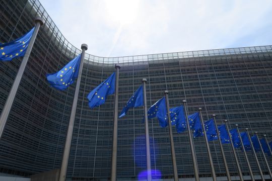 Europafahnen vor dem Gebäude der EU-Kommission in Brüssel
