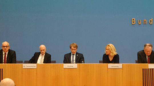 Die Ministerpräsidenten Andreas Bovenschulte aus Bremen, Peter Tschentscher aus Hamburg, Daniel Günther aus Kiel, Manuela Schwesig aus Schwerin und Stephan Weil aus Hannover.