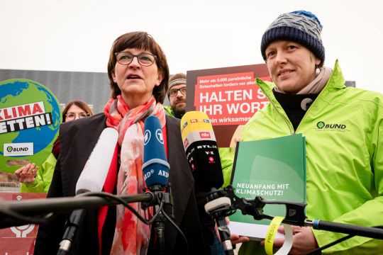 ​Die neue SPD-Chefin Saskia Esken und ein BUND-Vertreter mit einer Broschüre, beide am Mikrofon.