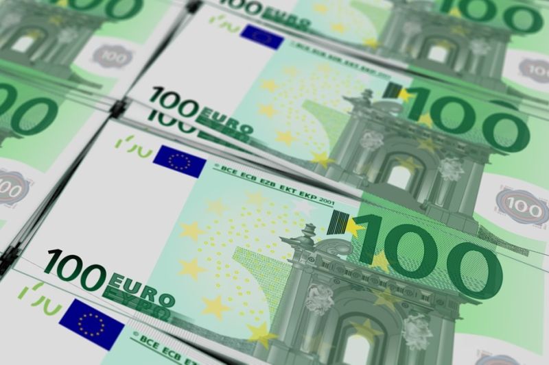 Mehrere Stapel 100-Euro-Scheine liegen nebeneinander.