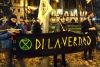 Drei Extinction-Rebellion-Aktivisten mit Banner "Di la verdad"