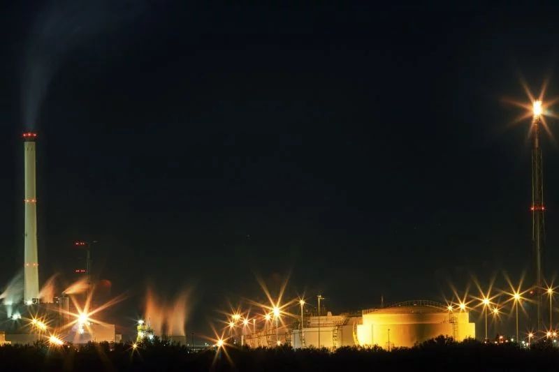 Gaskraftwerk bei Nacht