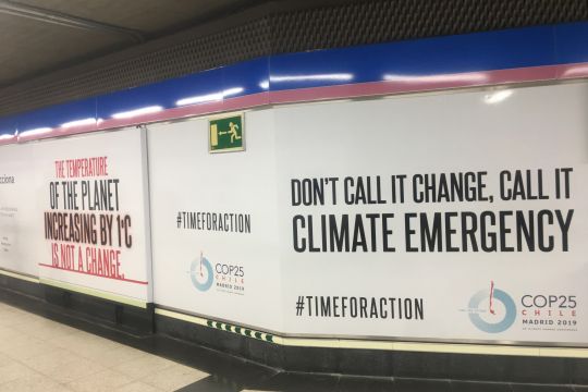 Plakat auf der Klimakonferenz COP25 in Madrid: Nennt es nicht Klimawandel, nennt es Klimanotfall