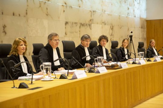 Richter des obersten Gerichtshofs nach dem Urteilsspruch zur Klimaklage in den Niederlanden