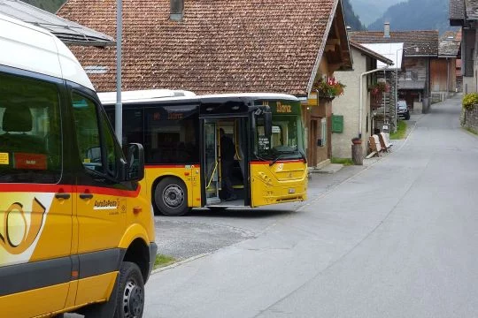 Busse zweier Busunternehmen treffen sich im schweizerischen Vrin.