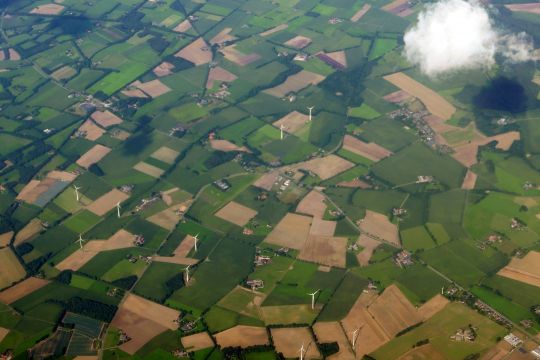 Luftaufnahme von Windrädern in einer Ackerlandschaft