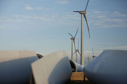 Ein Windpark, im Vordergrund liegen neue Rotoren für das Repowering.